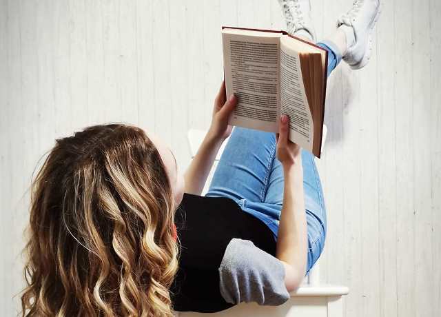 manfaat membaca buku novel